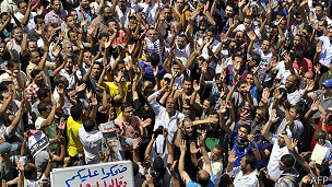 يتهم الإسلاميون الجيش بمحاولة منع تحكيم الشريعة الإسلامية